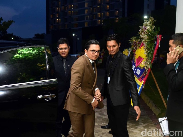 Lucunya Engku Emran Foto Bareng Omesh, Mirip Nggak Sih? Lucunya Engku Emran Foto Bareng Omesh, Mirip Nggak Sih?
