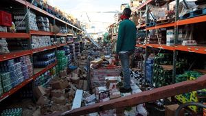 Berbelanja di Reruntuhan Puing Supermarket Puerto Rico