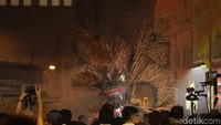 Usai upacara ceremonial, sang naga api pun mulai hidup setelah ditarikan oleh para penampil. Wangi dupa pun langsung menyebar layaknya kabut (Randy/detikTravel)