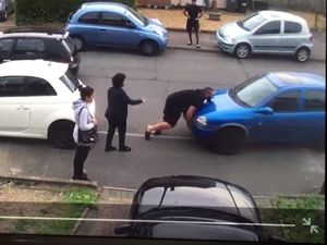 Diparkir Sembarangan, Mobil Tetangga Diangkut Pakai Tangan