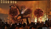Semakin liar tarian, semakin banyak asap dupa yang menyebar di jalanan. Mata pun terasa pedih ketika terkena asap dupa (Randy/detikTravel)