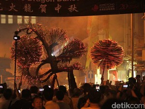 Video: Intip Atraksi Naga Api di Perayaan Musim Gugur Hong Kong