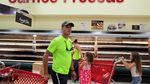 Berbelanja di Reruntuhan Puing Supermarket Puerto Rico