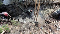 Pekerja mengerjakan pembetonan dengan teknik sheet pile (turap) di bibir Kali Pengairan, Rawa Tembaga, Kota Bekasi, Minggu (8/10). Pembetonan dilakukan untuk memperkuat fungsi sungai.  