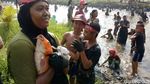 Keceriaan Tangkap Ikan Saat Panen Raya di Mojokerto
