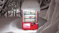 Fotografer Eiji Ohashi tertarik memotret vending machine saat musim dingin. Cahaya lampu mesin ini dianggap cantik karena menerangi sekitarnya. Seperti vending machine minuman yang tertutup salju tebal ini. Foto: Istimewa