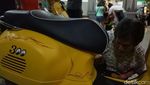 Vespa Kuning Jadi Bahan Coret-coret