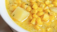 Sebagian jagung manis dihaluskan dan sebagian dibiarkan utuh. Rasanya manis gurih dengan paduan kentang dan taburan peterseli cincang. Enak dinikmati hangat!Foto: Istimewa