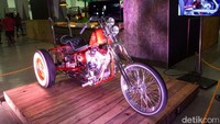 Pada cover mesin Lucky Draw terdapat pahatan sosok punokawan Semar. Pahatan juga bertuliskan KUSTOMFEST 2017 terlihat pada mesin tersebut.  Foto: Rangga Rahadiansyah