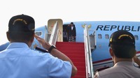 Jokowi memadukan sarung dnegan jas ketika akan bertolak ke Sumenep. Foto: Rusman - Biro Pers Setpres