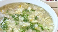 Sup jagung gaya China ini terkenal dengan rasa creamy meski tak banyak memakai jagung. Dipadukan dengan telur kocok, daun bawang dan cincangan daging ayam. Dikentalkan dengan larutan tepung kanji.Foto: Istimewa