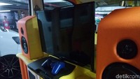Bagian tengah digunakan untuk bermain PlayStation. Sedangkan di belakang digunakan untuk menonton film maupun mendengarkan musik. Husni juga memasang perangkat audio di belakang mobilnya. Foto: Bayu Ardi Isnanto
