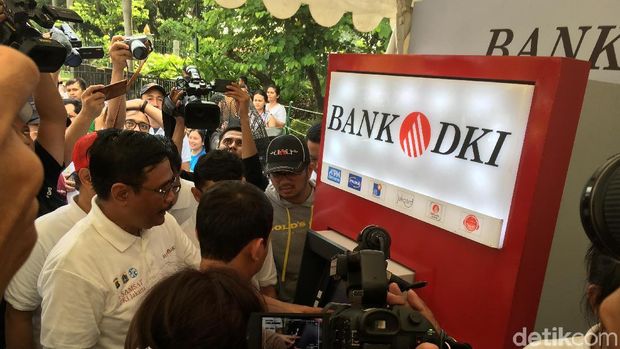 Gubernur Djarot melihat pembayaran PKB via ATM