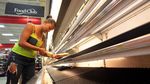 Berbelanja di Reruntuhan Puing Supermarket Puerto Rico