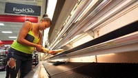 Seorang wanita melihat stok bahan makanan di sepanjang area supermarket yang kosong usai amukan Badai Maria di San Juan, Puerto Riko. (Foto: REUTERS/Alvin Baez)