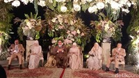 Terlihat Laudya Cynthia Bella dan Engku Emran beserta kedua keluarga tengah berdoa. Foto: Laudya Cynthia Bella (Mahar/detikHOT)