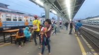 Antusiasme Warga Naik KRL Cikarang