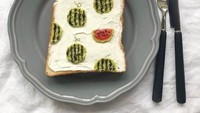 Bentuk buah semangka ini ternyata ada di atas roti dengan olesan krim putih lho. Foto: Istimewa