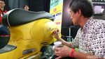 Vespa Kuning Jadi Bahan Coret-coret
