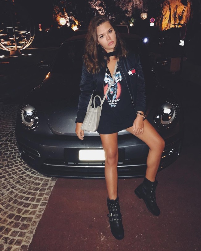 Menjadi cucu Grace Kelly yang juga dikenal fashionable, Camille pun memiliki banyak koleksi busana keluaran desainer. Foto: Dok. Instagram