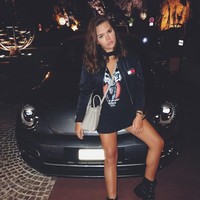 Menjadi cucu Grace Kelly yang juga dikenal fashionable, Camille pun memiliki banyak koleksi busana keluaran desainer. Foto: Dok. Instagram