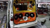 Dia membutuhkan waktu tiga minggu untuk memodifikasi mobil berpelat AB 1135 AY itu. Husni mengaku modifikasi itu telah menghabiskan biaya puluhan juta rupiah. Foto: Bayu Ardi Isnanto