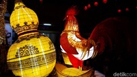 Malam hari, suasana tambah meriah. Meja-meja bundar terbuat dari plastik disusun di tengah jalan (Chaidir Anwar Tanjung/detikTravel)