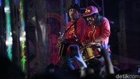 Menjelang tengah-tengah penampilan mereka para penonton semakin ramai.  Foto: Synchronize Fest 2017 (Asep/detikHOT)