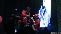Lagu Rayuan Pulau Kelapa juga dibawakan oleh OM Pengantar Minum Racun dengan arasemen yang baru. Foto: Synchronize Fest 2017 (Asep/detikHOT)