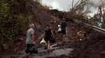 Berbelanja di Reruntuhan Puing Supermarket Puerto Rico