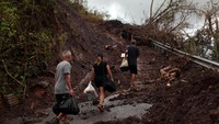 Warga Barranquitas, Puerto Riko, berbondong-bondong belanja kebutuhan mereka usai diserang badai Maria. (Foto: REUTERS/Alvin Baez)
