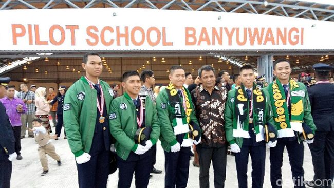 Disekolahkan Pilot oleh Risma Lulus Dikado Jaket Bonek 