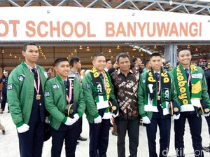Disekolahkan Pilot oleh Risma, Lulus Dikado Jaket Bonek