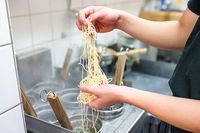 Perut Wanita Ini Membesar 5 Kali Lipat Usai Makan Mie Jepang!