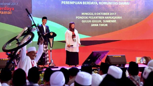 Jokowi juga bagi-bagi sepeda dalam acara tersebut.