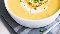 Suo krim jagung disukai banyak orang karena rasa creamy nya. Sebagai sentuhan bisa ditambahkan krim, peterseli cincang dan cabe bubuk. Pelengkapnya tentu saja dinner rolls atau roti panggang.Foto: Pinterest