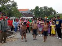 Tari dan kesenian turut memeriahkan sedekah bumi