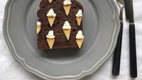 Roti tawarnya berwarna cokelat. Tapi kok seperti ada motifnya bentuk es krim ya? Jadi sayang ngerusaknya. Foto: Istimewa