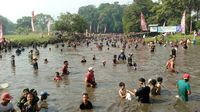 Seluruh warga mengikuti acara tangkap ikan ini