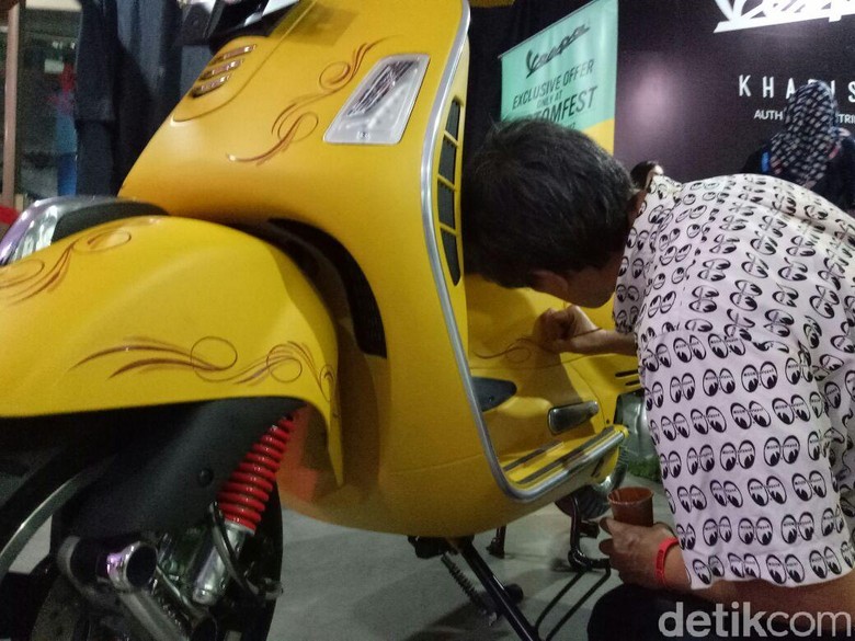 Hiro Wildman Ishii dari Mooneyes melukis di Vespa GTS 300 (Foto: Rangga Rahadiansyah) Hiro Wildman Ishii dari Mooneyes melukis di Vespa GTS 300 (Foto: Rangga Rahadiansyah)