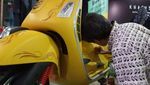 Vespa Kuning Jadi Bahan Coret-coret