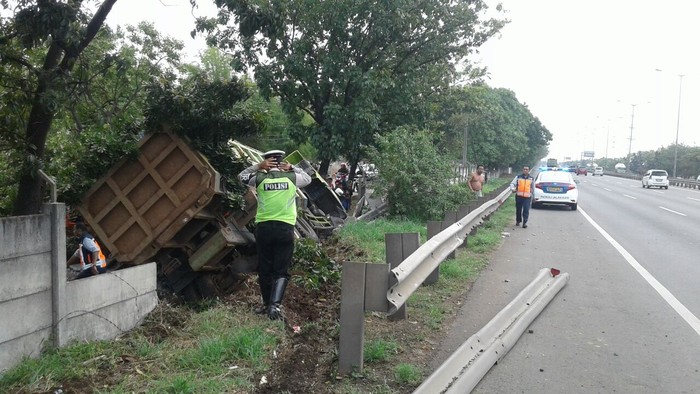 Sopir Hilang Kendali, Truk Tabrak Pohon di Tol Cakung Arah Rorotan