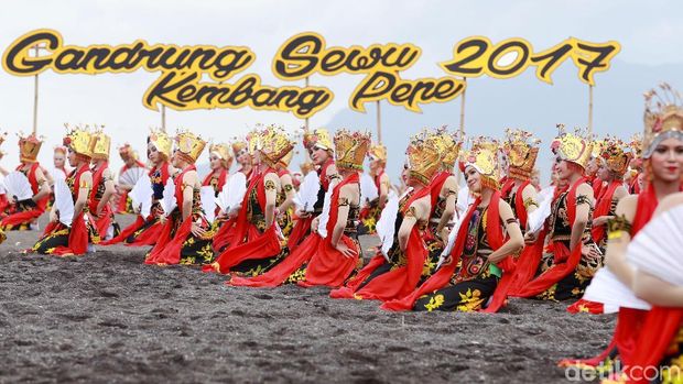 Saat Bupati Anas Menangis Haru Menonton Tarian Gandrung Sewu