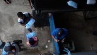 Seorang wanita membeli es batu di pabrik es setempat beberapa minggu setelah Badai Maria menyerang Orocovis, Puerto Riko. (Foto: REUTERS/Alvin Baez)