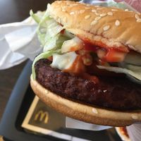 Burger dengan patty yang terbuat dari protein nabati, ramah vegan.