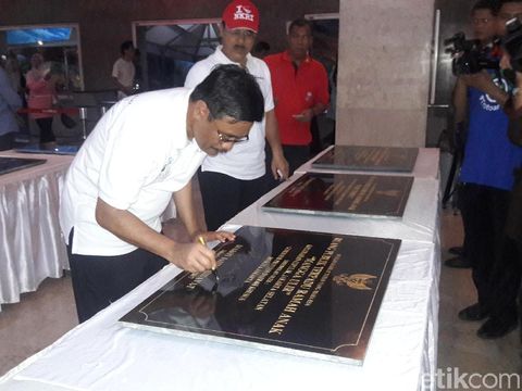 Gubernur DKI Jakarta Djarot Saiful Hidayat menandatangani prasasti RPTRA.