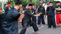 Aksi digelar dalam balutan unik yakni silat betawi sebagai bentuk simbol penolakan terhadap penyesatan informasi akan susu kental manis. Foto: dok. Dewan Kesehatan Rakyat