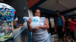 Berbelanja di Reruntuhan Puing Supermarket Puerto Rico