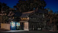 Di antara bangunan yang sarat tradisi di Jepang, kehadiran vending machine jadi begitu ikonik. Foto: Istimewa