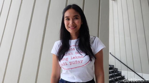 Happy Salma Kagumi Kesederhanaan Pernikahan Kahiyang Ayu